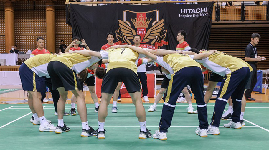 円陣を組んで気合いを入れる写真