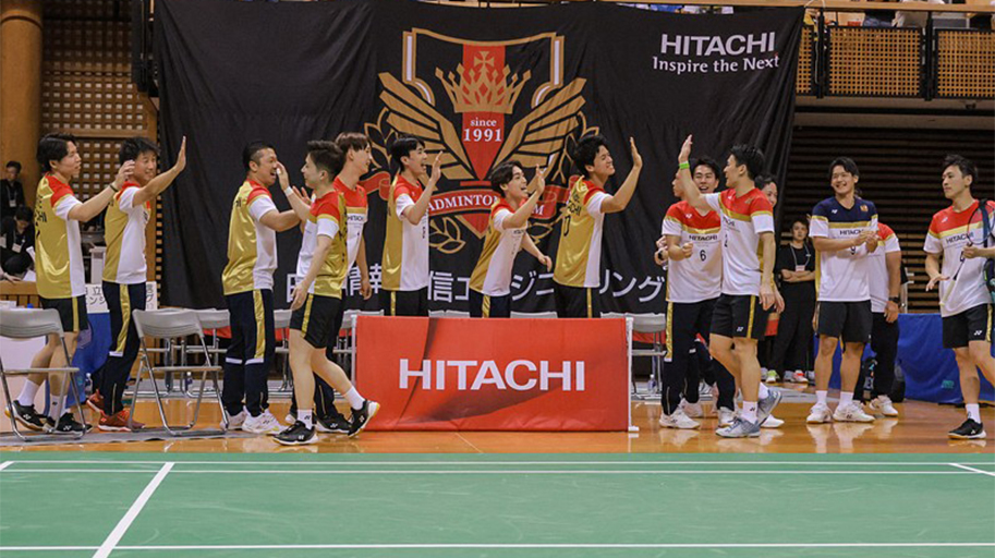 選手全員が順番にハイタッチをする写真