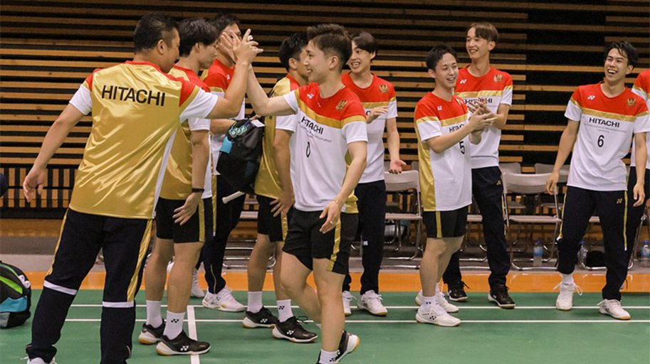 選手がハイタッチするの写真