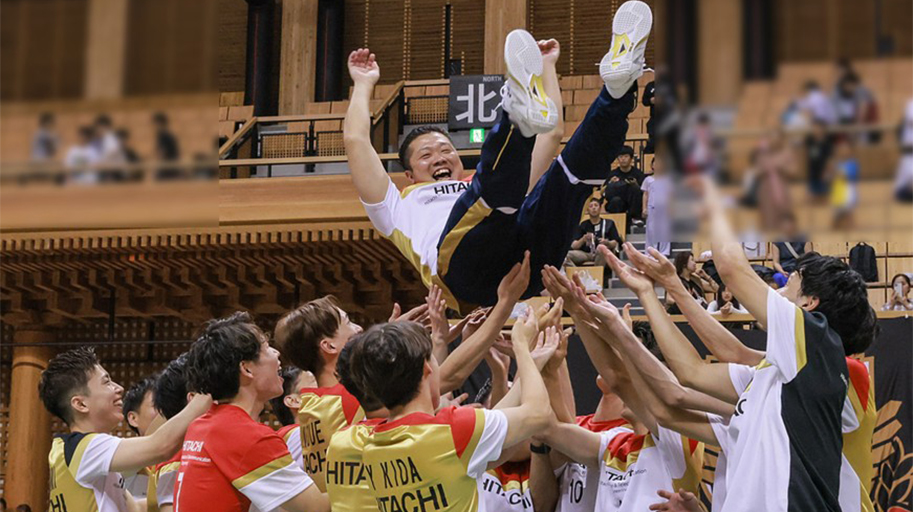 監督胴上げの写真